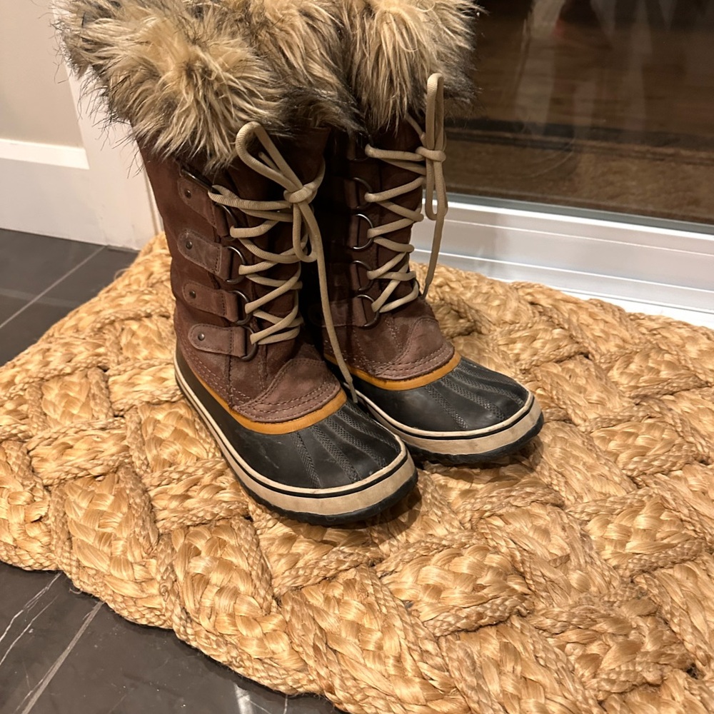 Sorel waterproof winter boots! Excellent condition. Great deal ! ⭐️